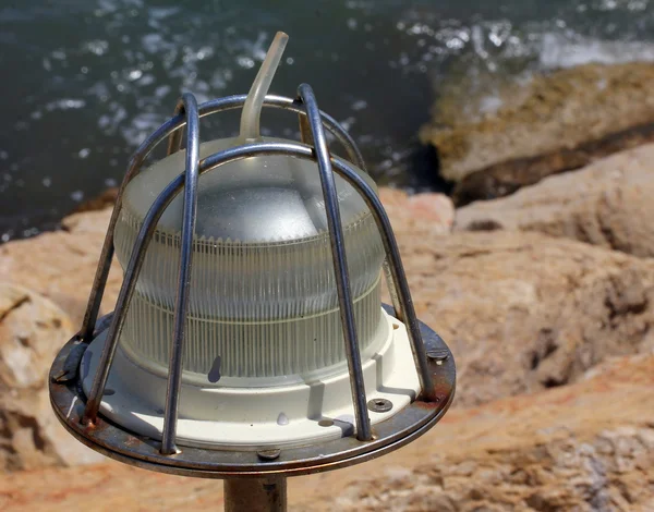 Nuova lanterna sulle pareti della diga a piedi al largo del porto turistico dal mare — Foto Stock