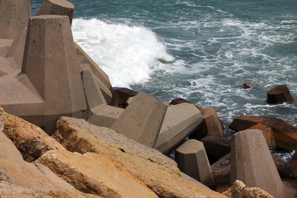 Частина стін греблі, що йдуть з моря — стокове фото