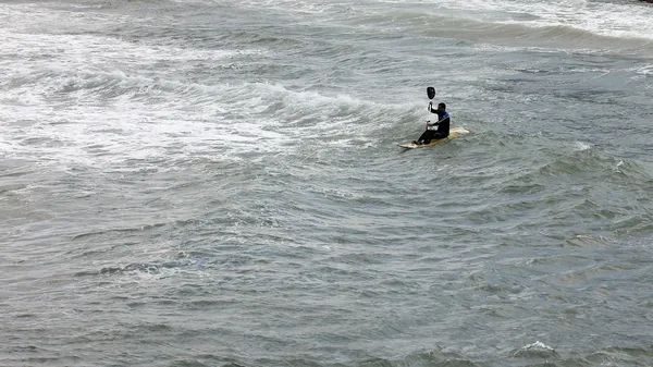 Homme pagayant sur la planche à pagaie — Photo