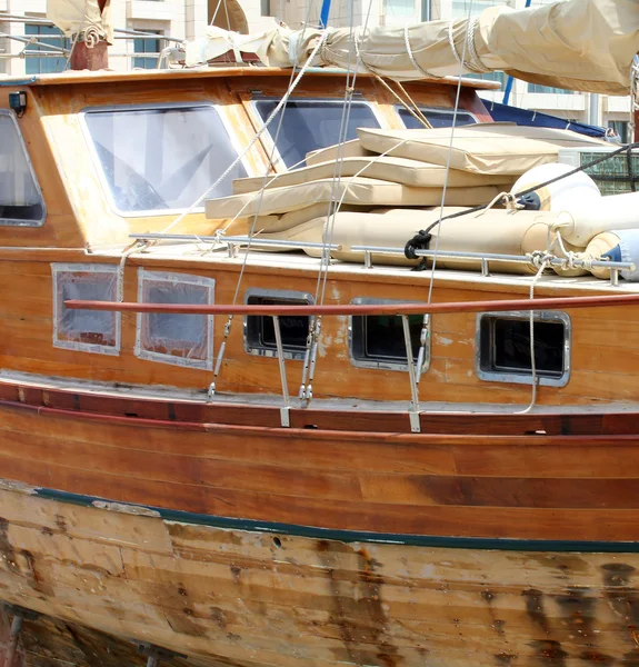 Деревянная яхта на зимней парковке — стоковое фото