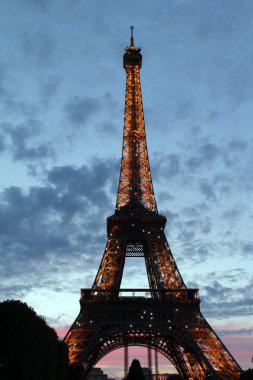 Akşam Paris'te Eyfel Kulesi