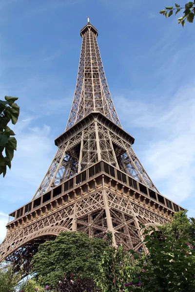 Torre Eiffel en París en un día claro de verano — Foto de Stock