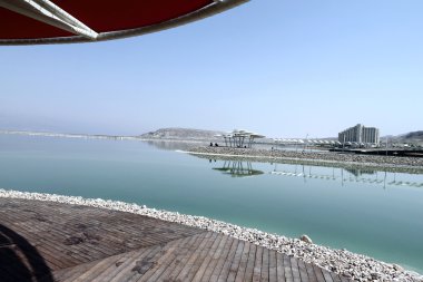 Ölü Deniz. kapalı bir yürüme yolu
