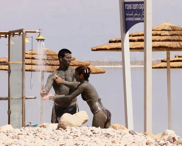 Jovem casal caucasiano tomando tratamento de lama — Fotografia de Stock