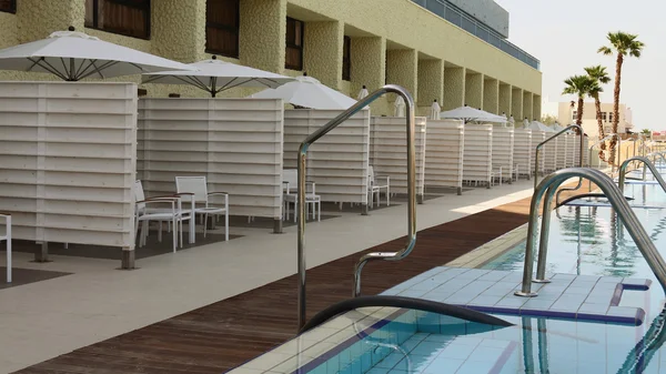 Piscina de relajación no profunda cerca de hotel de playa —  Fotos de Stock