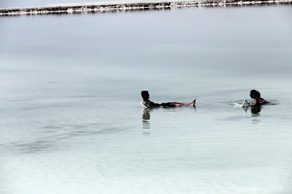 Jeune couple caucasien prenant un traitement de boue en plein air — Photo