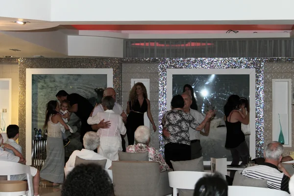 Traditionele avond dansen in strandhotel van de dode zee in Israël, neve zoar. — Stockfoto