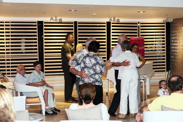 Danças noturnas tradicionais em hotel de praia do Mar Morto em Neve Zoar, Israel . — Fotografia de Stock