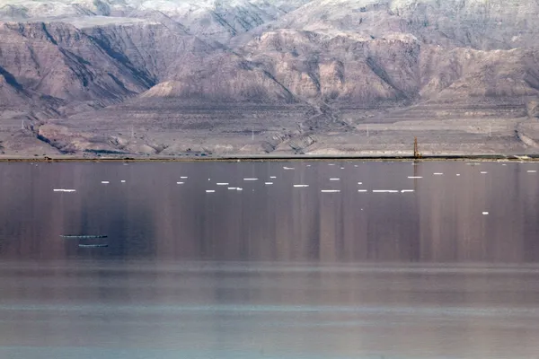 Döda havet. utsikt över jordan bergen från israel kust — Stockfoto