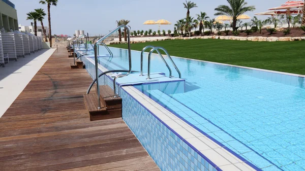 Não piscina profunda relaxamento piscina perto de praia hotel — Fotografia de Stock