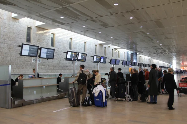 Passageiros esperam na área de recepção de bilhetes e bagagem no aeroporto Ben Gurion Aeroporto  . — Fotografia de Stock