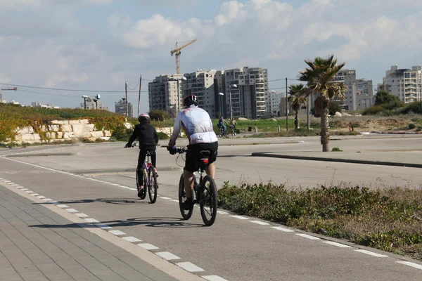 Bisikletçiler bisiklet yolu deniz kenarında üzerinde — Stok fotoğraf