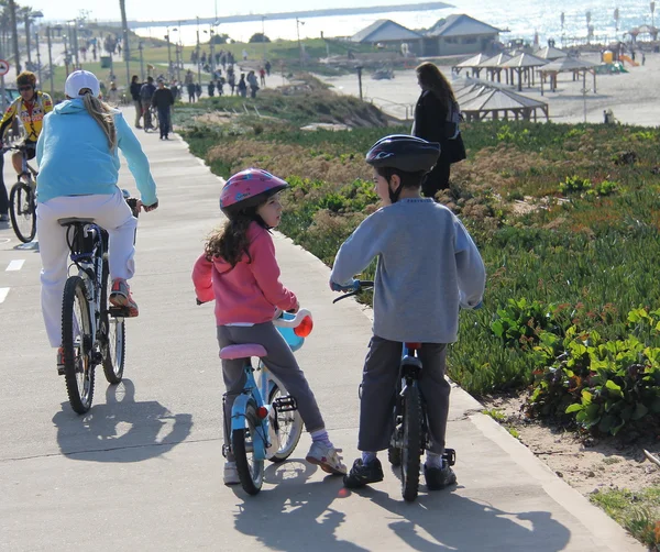 Bisikletçiler bisiklet yolu deniz kenarında üzerinde — Stok fotoğraf