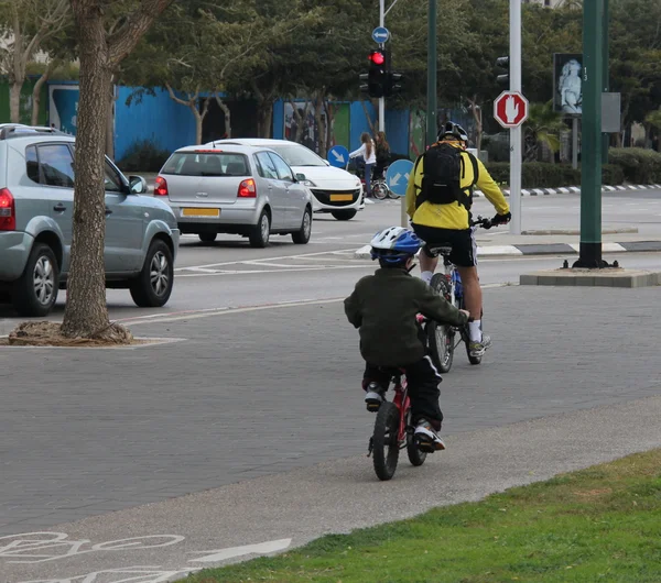 Bisikletçiler bisiklet yolu şehir üzerinde — Stok fotoğraf