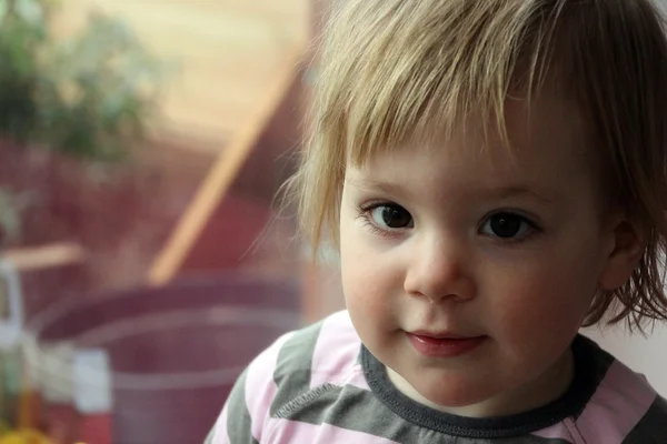 Portret van kleine schattige blonde meisje (een jaar en zes maanden oud) — Stockfoto