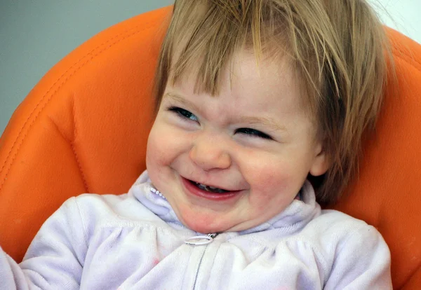 Retrato de rir pequena menina loira bonito (um ano e seis meses de idade ) — Fotografia de Stock