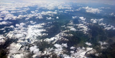 İsviçre ve Avusturya gibi bir uçağın penceresinden