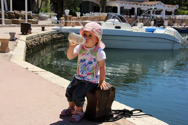 Portret van klein schattig blond meisje op de poort — Stockfoto