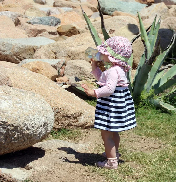 Little cute blond girl at the port in Porto Cervo. Sardinia — Stock Photo, Image