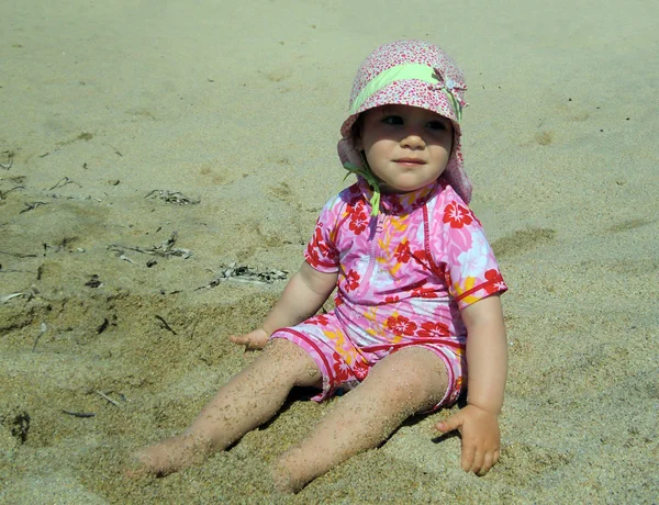 Portret van klein schattig blond meisje op het strand — Stockfoto