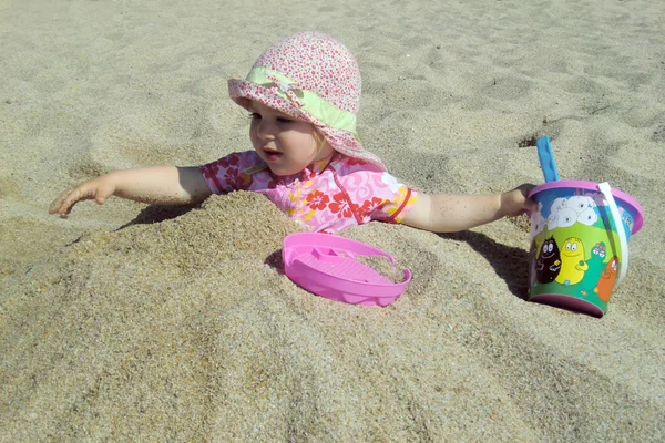 Portret van klein schattig blond meisje op het strand — Stockfoto