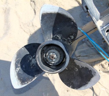 eski sökülüp tekne tekne motor pervanesi