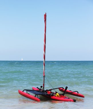 küçük trimaran yelkenli ile