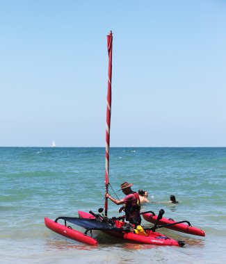 küçük trimaran yelkenli ile