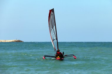 küçük trimaran yelkenli ile