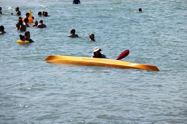 Training of lives saving after kayak turning — Stock Photo, Image