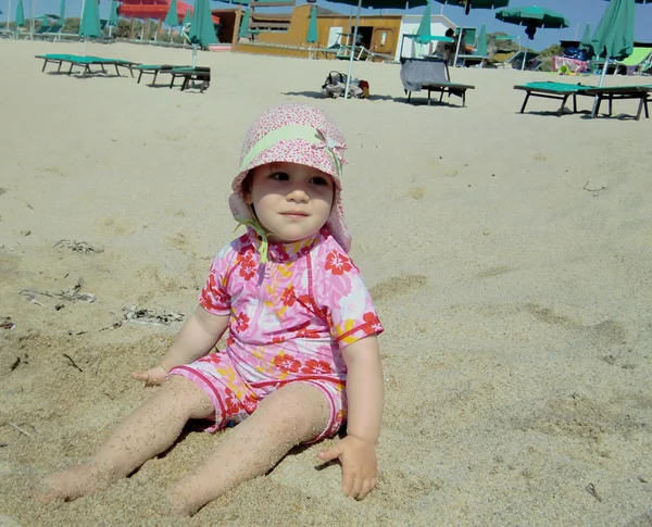 Portret van klein schattig blond meisje op het strand — Stockfoto