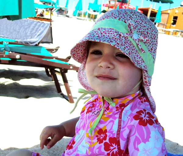 Portret van klein schattig blond meisje op het strand — Stockfoto