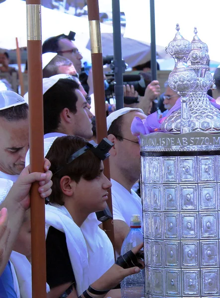 Feiringer under en bar mitzva- seremoni – stockfoto