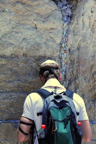 Jewish worshipers pray at the Wailing Wall — Stock Photo, Image