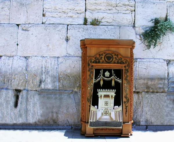 Um armário para a sagrada Torá (velho tetament) pergaminhos no Muro das Lamentações — Fotografia de Stock
