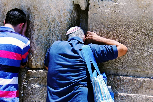 Еврейские поклонники молятся у Стены Плача — стоковое фото