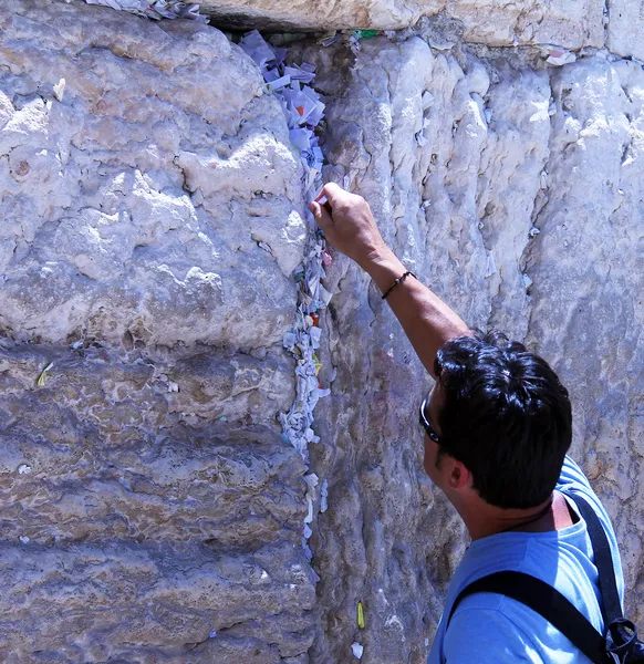 Placing a Note to God in the Wailing Wall — Stock Photo, Image