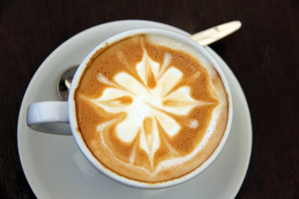 Caffè fresco con motivo floreale — Foto Stock