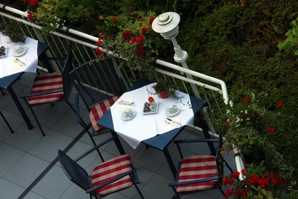 Mesa en un restaurante en el balcón —  Fotos de Stock