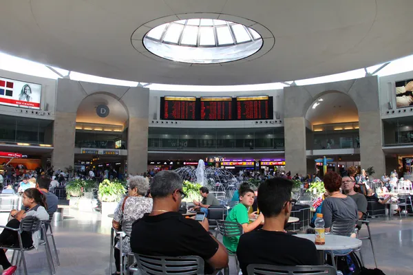 Tel aviv - 15. července: ben Gurionovo mezinárodní letiště na 15 červenci 2013 v tel Avivu v Izraeli, jeden z nejlepších bezpečnosti a zabezpečení vysoké v průmyslu ve světě — Stock fotografie