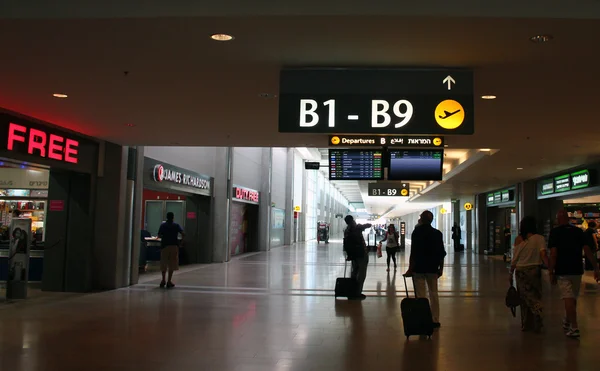 Tel aviv - 15 juli: internationale luchthaven van ben gurion op 15 juli 2013 in tel aviv, Israël, een van de beste veiligheid en strakke beveiliging in de industrie van de wereld — Stockfoto