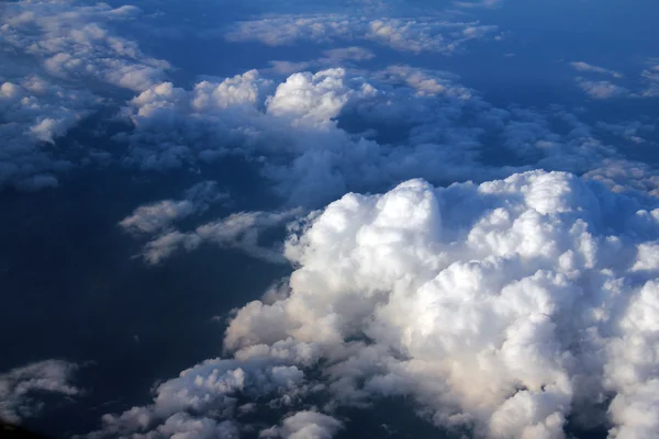 Prachtig uitzicht boven de aarde op de wolken hieronder — Stockfoto