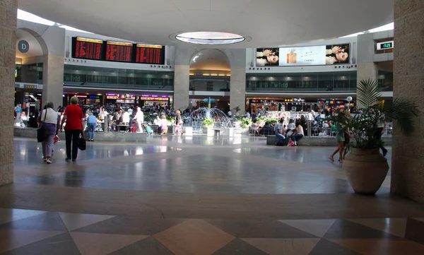 Tel aviv - juli 15: ben gurion internationaler flughafen am juli 15, 2013 in tel aviv, israel, einer der besten und engsten sicherheit in der branche der welt — Stockfoto