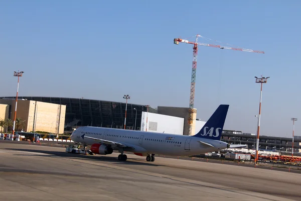 TEL AVIV - 15 DE JULIO: Aeropuerto Internacional Ben Gurion el 15 de julio de 2013 en Tel Aviv, Israel, una de las mejores medidas de seguridad en la industria del mundo —  Fotos de Stock