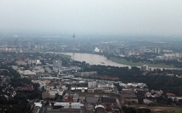 Düsseldorf s ptačí perspektivy v noci — Stock fotografie