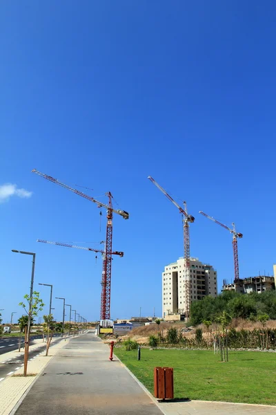 TEL AVIV - SEPTEMBER 21: Cranes on a construction site in Ramat Aviv on September 21, 2013 in Tel Aviv, Israel, Ramat Aviv- one of the most rapidly developing areas of the city — Stock Photo, Image