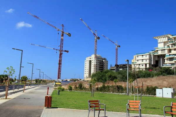 TEL AVIV - SEPTEMBER 21: Cranes on a construction site in Ramat Aviv on September 21, 2013 in Tel Aviv, Israel, Ramat Aviv- one of the most rapidly developing areas of the city — Stock Photo, Image