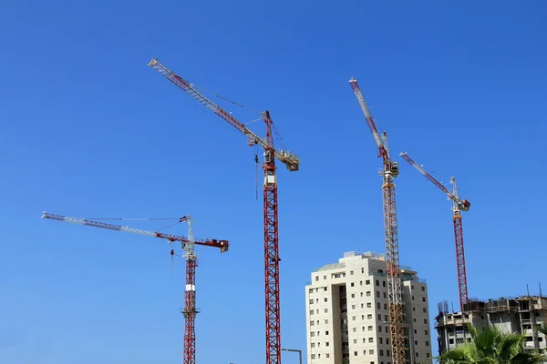 Grúas en una obra de construcción — Foto de Stock