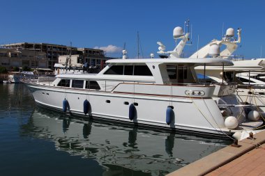 Beyaz lüks yat ve su yüzeyindeki yansımaları