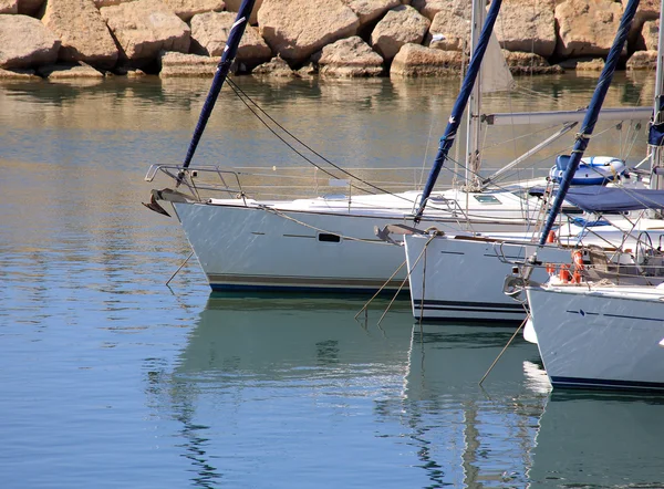 Witte luxe jachten en reflecties op wateroppervlak — Stockfoto